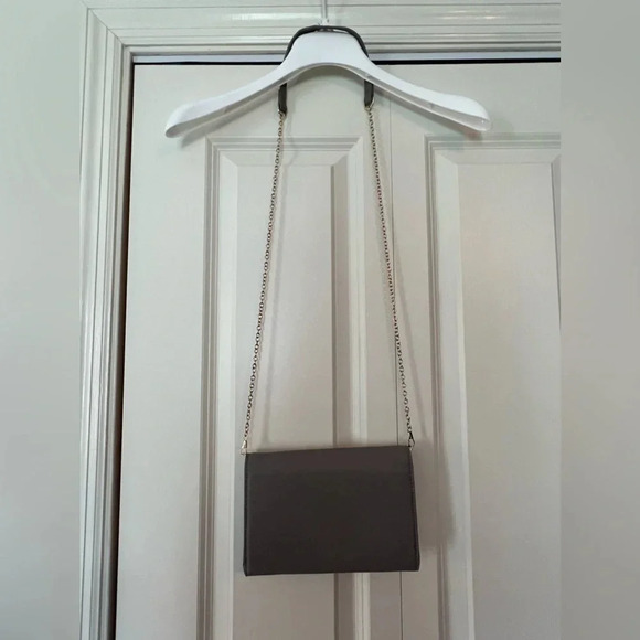 Betsy Johnson small bag. Gray and gold chain. - Picture 5 of 6